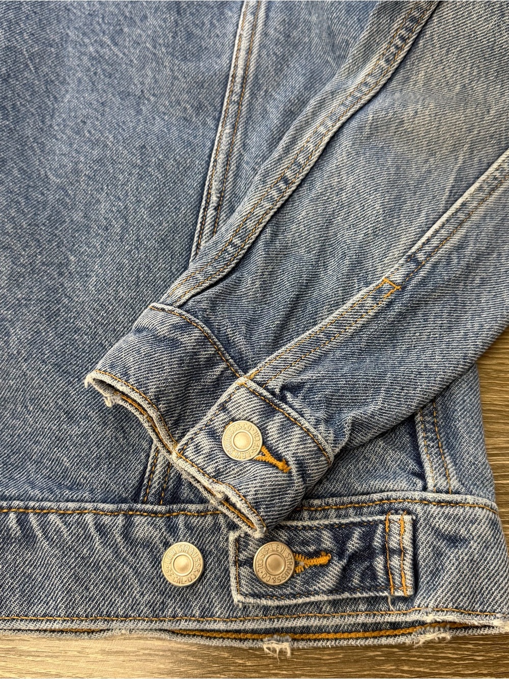 Levi’s Denim Trucker Jacket Women’s Small Blue Distressed Ripped 100% Cotton - Picture 7 of 12